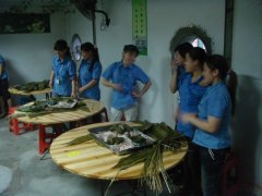 巧媳婦、新酷男，老節(jié)日，新過法！--記端午節(jié)DIY包粽子比賽